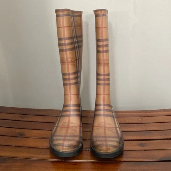 Burberry rain boots - Picture 2 of 8